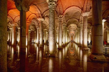 İstanbul 29 Kasım 2022 'de İstanbul, Türkiye' de bulunan yüzlerce antik sarnıçın en büyüğü olan Bazilika Sarnıçları,