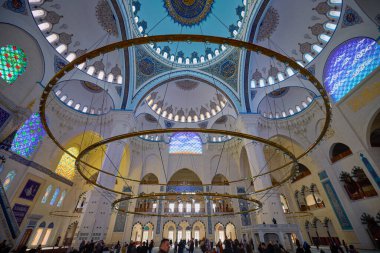 İstanbul Türkiye, 29 Kasım 2022, Camlica Camii, iç mekan görüntüleri, Camlica şu anda muhteşem mimarisi ile İstanbul 'un en büyük camii..