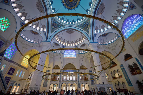 İstanbul Türkiye, 29 Kasım 2022, Camlica Camii, iç mekan görüntüleri, Camlica şu anda muhteşem mimarisi ile İstanbul 'un en büyük camii..