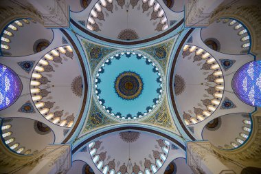 İstanbul Türkiye, 29 Kasım 2022, Camlica Camii, iç mekan görüntüleri, Camlica şu anda muhteşem mimarisi ile İstanbul 'un en büyük camii..