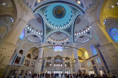 İstanbul Türkiye, 29 Kasım 2022, Camlica Camii, iç mekan görüntüleri, Camlica şu anda muhteşem mimarisi ile İstanbul 'un en büyük camii..