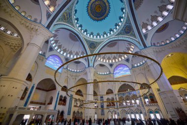 İstanbul Türkiye, 29 Kasım 2022, Camlica Camii, iç mekan görüntüleri, Camlica şu anda muhteşem mimarisi ile İstanbul 'un en büyük camii..