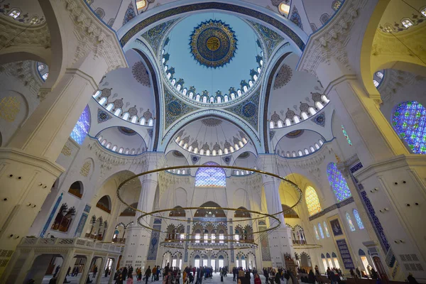 İstanbul Türkiye, 29 Kasım 2022, Camlica Camii, iç mekan görüntüleri, Camlica şu anda muhteşem mimarisi ile İstanbul 'un en büyük camii..