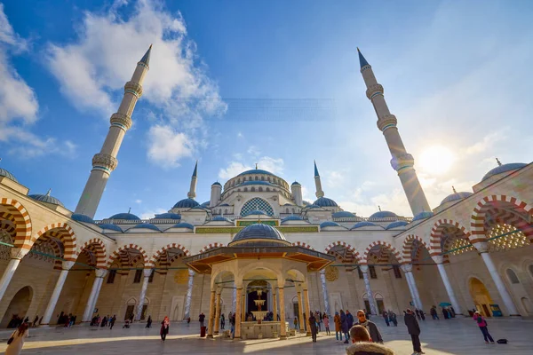 İstanbul Türkiye, 29 Kasım 2022, Camlica Camii dışarıdan görülüyor