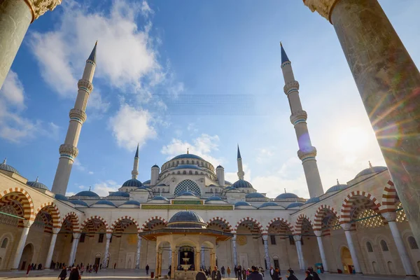 İstanbul Türkiye, 29 Kasım 2022, Camlica Camii dışarıdan görülüyor