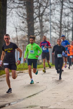 Pitesti Romanya 11-2022 Aralık. Yerel toplumda spor ve sağlığı desteklemek için yarı maraton, spor etkinliği.