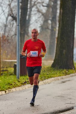 Pitesti Romanya 11-2022 Aralık. Yerel toplumda spor ve sağlığı desteklemek için yarı maraton, spor etkinliği.