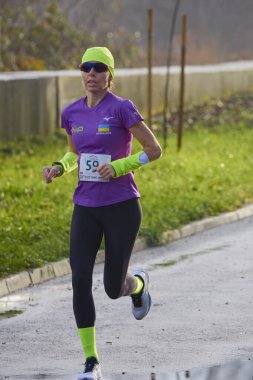 Pitesti Romanya 11-2022 Aralık. Yerel toplumda spor ve sağlığı desteklemek için yarı maraton, spor etkinliği.