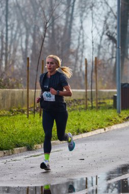 Pitesti Romanya 11-2022 Aralık. Yerel toplumda spor ve sağlığı desteklemek için yarı maraton, spor etkinliği.