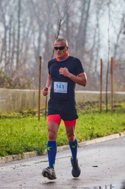 Pitesti Romanya 11-2022 Aralık. Yerel toplumda spor ve sağlığı desteklemek için yarı maraton, spor etkinliği.