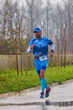 Pitesti Romanya 11-2022 Aralık. Yerel toplumda spor ve sağlığı desteklemek için yarı maraton, spor etkinliği.