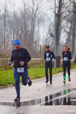 Pitesti Romanya 11-2022 Aralık. Yerel toplumda spor ve sağlığı desteklemek için yarı maraton, spor etkinliği.