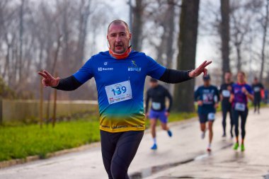 Pitesti Romanya 11-2022 Aralık. Yerel toplumda spor ve sağlığı desteklemek için yarı maraton, spor etkinliği.