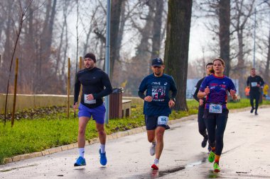 Pitesti Romanya 11-2022 Aralık. Yerel toplumda spor ve sağlığı desteklemek için yarı maraton, spor etkinliği.