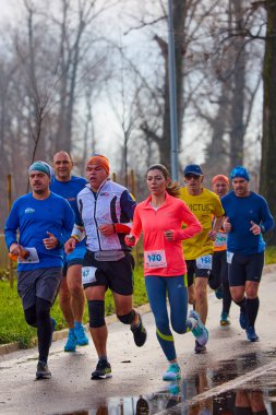 Pitesti Romanya 11-2022 Aralık. Yerel toplumda spor ve sağlığı desteklemek için yarı maraton, spor etkinliği.