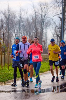 Pitesti Romanya 11-2022 Aralık. Yerel toplumda spor ve sağlığı desteklemek için yarı maraton, spor etkinliği.