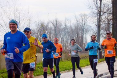 Pitesti Romanya 11-2022 Aralık. Yerel toplumda spor ve sağlığı desteklemek için yarı maraton, spor etkinliği.