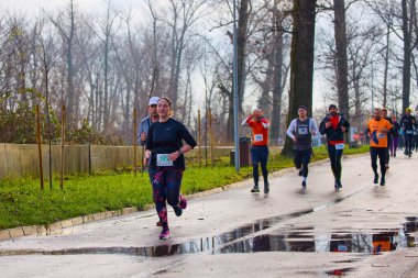 Pitesti Romanya 11-2022 Aralık. Yerel toplumda spor ve sağlığı desteklemek için yarı maraton, spor etkinliği.