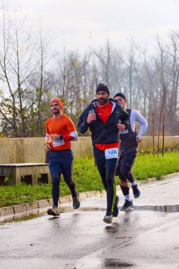 Pitesti Romanya 11-2022 Aralık. Yerel toplumda spor ve sağlığı desteklemek için yarı maraton, spor etkinliği.