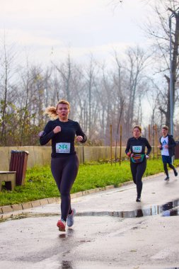 Pitesti Romanya 11-2022 Aralık. Yerel toplumda spor ve sağlığı desteklemek için yarı maraton, spor etkinliği.