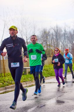 Pitesti Romanya 11-2022 Aralık. Yerel toplumda spor ve sağlığı desteklemek için yarı maraton, spor etkinliği.