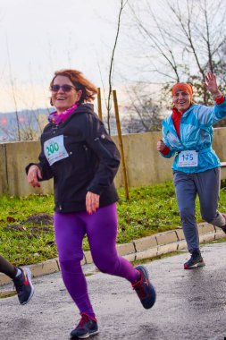 Pitesti Romanya 11-2022 Aralık. Yerel toplumda spor ve sağlığı desteklemek için yarı maraton, spor etkinliği.
