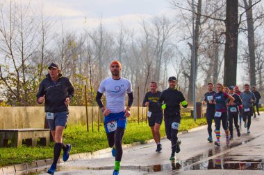 Pitesti Romanya 11-2022 Aralık. Yerel toplumda spor ve sağlığı desteklemek için yarı maraton, spor etkinliği.