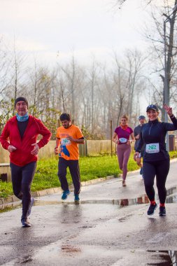 Pitesti Romanya 11-2022 Aralık. Yerel toplumda spor ve sağlığı desteklemek için yarı maraton, spor etkinliği.