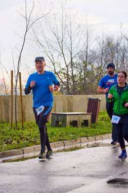 Pitesti Romanya 11-2022 Aralık. Yerel toplumda spor ve sağlığı desteklemek için yarı maraton, spor etkinliği.