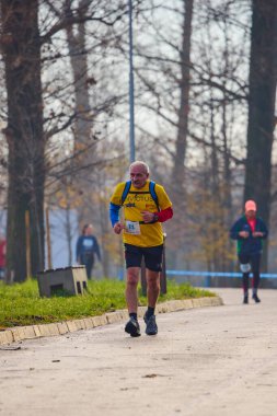 Pitesti Romanya 11-2022 Aralık. Yerel toplumda spor ve sağlığı desteklemek için yarı maraton, spor etkinliği.