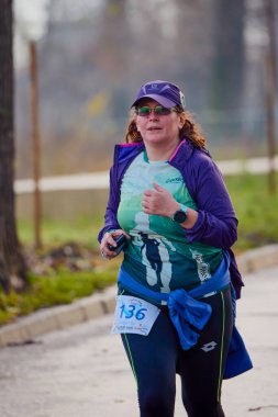 Pitesti Romanya 11-2022 Aralık. Yerel toplumda spor ve sağlığı desteklemek için yarı maraton, spor etkinliği.