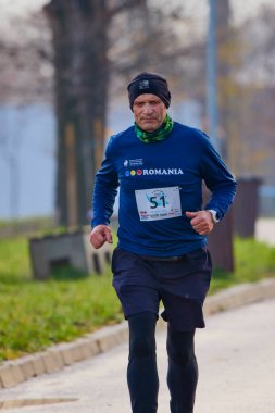 Pitesti Romanya 11-2022 Aralık. Yerel toplumda spor ve sağlığı desteklemek için yarı maraton, spor etkinliği.