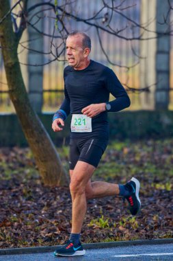 Pitesti Romanya 11-2022 Aralık. Yerel toplumda spor ve sağlığı desteklemek için yarı maraton, spor etkinliği.