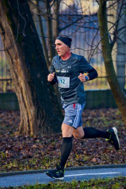 Pitesti Romanya 11-2022 Aralık. Yerel toplumda spor ve sağlığı desteklemek için yarı maraton, spor etkinliği.