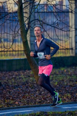 Pitesti Romanya 11-2022 Aralık. Yerel toplumda spor ve sağlığı desteklemek için yarı maraton, spor etkinliği.