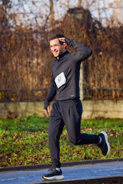 Pitesti Romanya 11-2022 Aralık. Yerel toplumda spor ve sağlığı desteklemek için yarı maraton, spor etkinliği.