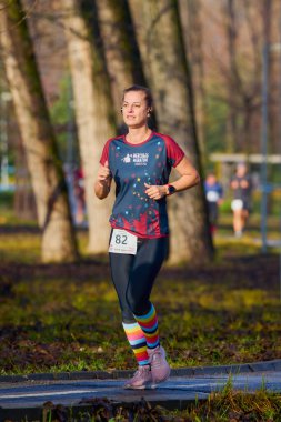 Pitesti Romanya 11-2022 Aralık. Yerel toplumda spor ve sağlığı desteklemek için yarı maraton, spor etkinliği.