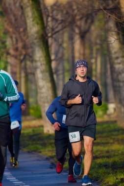 Pitesti Romanya 11-2022 Aralık. Yerel toplumda spor ve sağlığı desteklemek için yarı maraton, spor etkinliği.