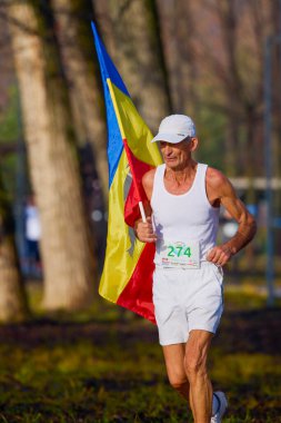 Pitesti Romanya 11-2022 Aralık. Yerel toplumda spor ve sağlığı desteklemek için yarı maraton, spor etkinliği.