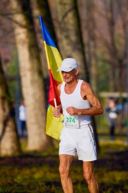 Pitesti Romanya 11-2022 Aralık. Yerel toplumda spor ve sağlığı desteklemek için yarı maraton, spor etkinliği.