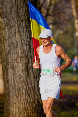 Pitesti Romanya 11-2022 Aralık. Yerel toplumda spor ve sağlığı desteklemek için yarı maraton, spor etkinliği.