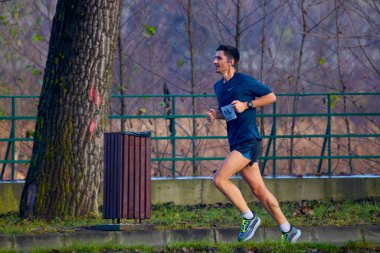 Pitesti Romanya 11-2022 Aralık. Yerel toplumda spor ve sağlığı desteklemek için yarı maraton, spor etkinliği.