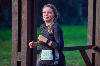 Pitesti Romanya 11-2022 Aralık. Yerel toplumda spor ve sağlığı desteklemek için yarı maraton, spor etkinliği.