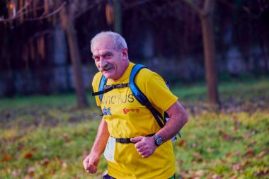 Pitesti Romanya 11-2022 Aralık. Yerel toplumda spor ve sağlığı desteklemek için yarı maraton, spor etkinliği.