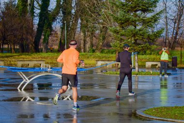 Pitesti Romanya 11-2022 Aralık. Yerel toplumda spor ve sağlığı desteklemek için yarı maraton, spor etkinliği.