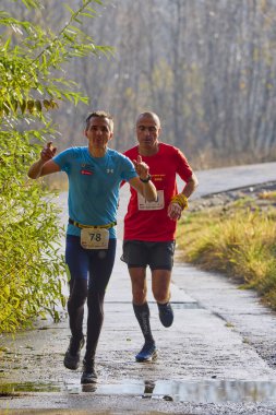 Pitesti Romanya 11-2022 Aralık. Yerel toplumda spor ve sağlığı desteklemek için yarı maraton, spor etkinliği.