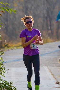 Pitesti Romanya 11-2022 Aralık. Yerel toplumda spor ve sağlığı desteklemek için yarı maraton, spor etkinliği.