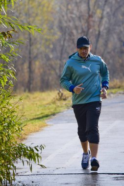 Pitesti Romanya 11-2022 Aralık. Yerel toplumda spor ve sağlığı desteklemek için yarı maraton, spor etkinliği.