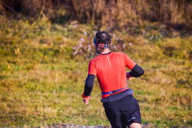 Pitesti Romanya 11-2022 Aralık. Yerel toplumda spor ve sağlığı desteklemek için yarı maraton, spor etkinliği.