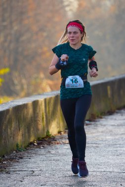 Pitesti Romanya 11-2022 Aralık. Yerel toplumda spor ve sağlığı desteklemek için yarı maraton, spor etkinliği.